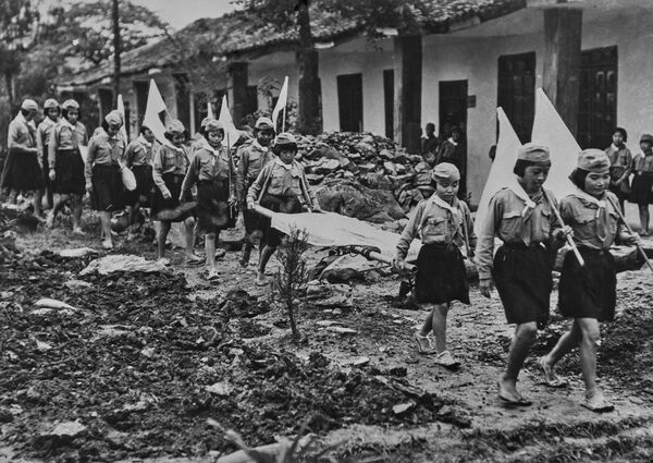 Kineske devojčice iz sirotišta prilikom obuke za jedinicu Crvenog krsta u Čongkingu, jugozapadna Kina, oko 1945. godine. - Sputnik Srbija