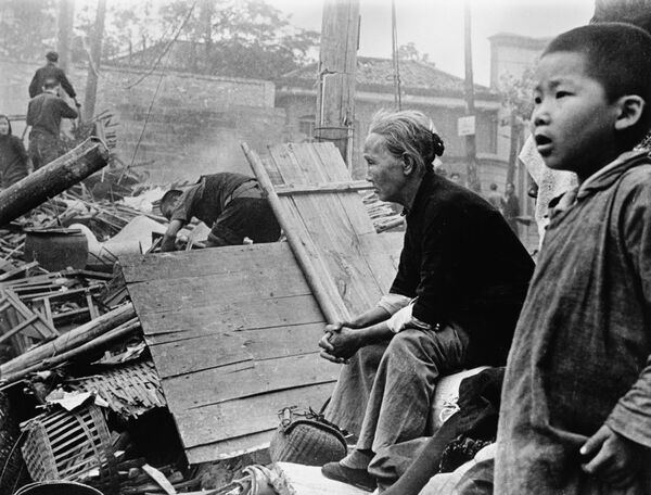 Preneraženi stanovnici Čungkinga vraćaju se u ruševine svojih domova nakon razornog japanskog bombardovanja. Drugi kinesko-japanski rat (1937-1945). - Sputnik Srbija