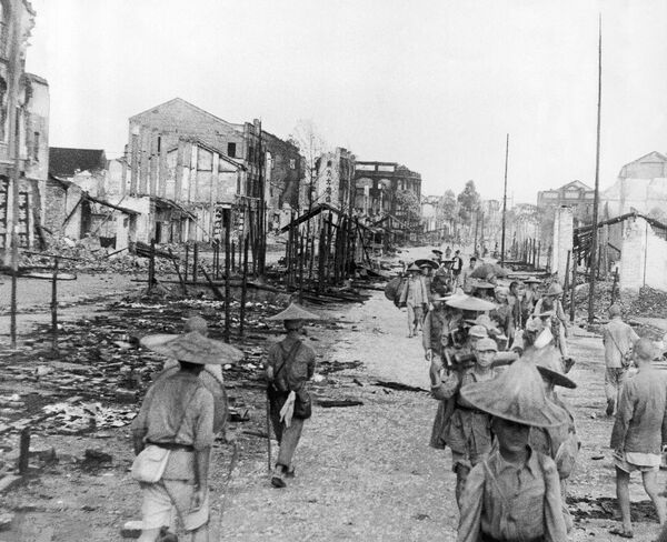 Kineske trupe ulaze u oslobođeni grad Luičov 23. jula 1945. godine. Japanci su grad spalili u povlačenju, a tamo se posle nalazila amričke vazduhoplovne baze. - Sputnik Srbija