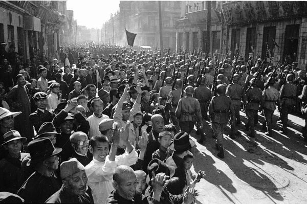 Stanovnici Harbina pozdravljaju vojnike Crvene armije 2. Dalekoistočnog fronta tokom svečane parade u čast pobede Sovjetskog Saveza nad Japanom. Paradom je komandovao general-potpukovnik artiljerije Konstantin Petrovič Kazakov. Paradu je smotrio dvostruki Heroj Sovjetskog Saveza, general-pukovnik Afanasije Pavlantjevič Beloborodov. - Sputnik Srbija