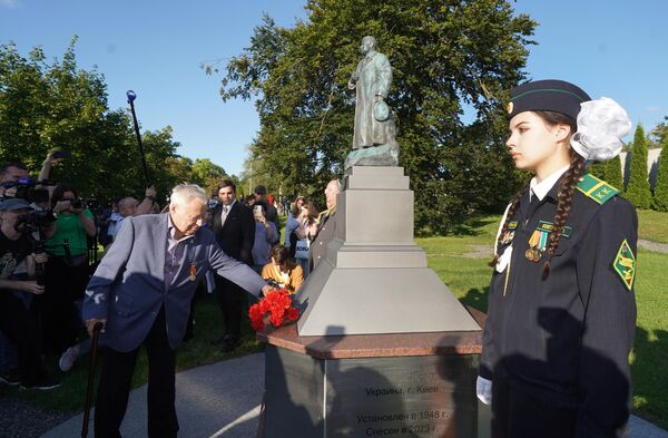 Унук команданта, генерала армије, хероја Совјетског Савеза Николаја Федоровича Ватутина, Александар Ватутин полаже цвеће на споменик на отварању парка. - Sputnik Србија
