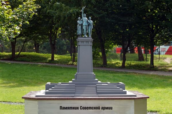 Скулптура &#x27;&#x27;Споменик Совјетској армији&#x27;&#x27; на почасном месту у парку. - Sputnik Србија