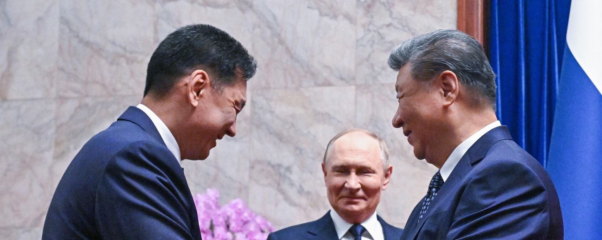 Prezident Mongolii Uhnaagiйn Hurэlsuh, prezident RF Vladimir Putin i predsedatelь KNR Si Czinьpin vo vremя vstreči v Pekine Prezident Mongolii Uhnaagiйn Hurэlsuh, prezident RF Vladimir Putin i predsedatelь KNR Si Czinьpin vo vremя vstreči v Pekine - Sputnik Srbija, 1920, 02.09.2025