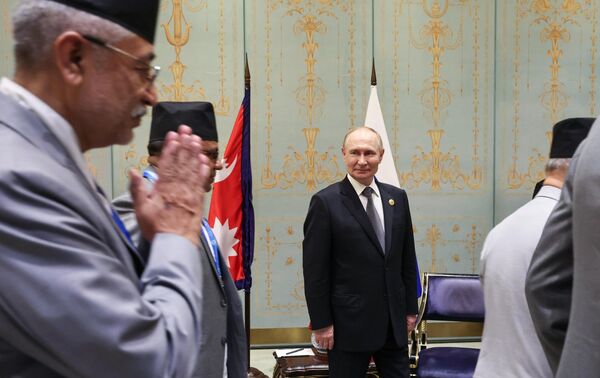 Руски председник Владимир Путин и чланови непалске делегације током састанка на маргинама самита Шангајске организације за сарадњу (ШОС) у Тјенђину. - Sputnik Србија