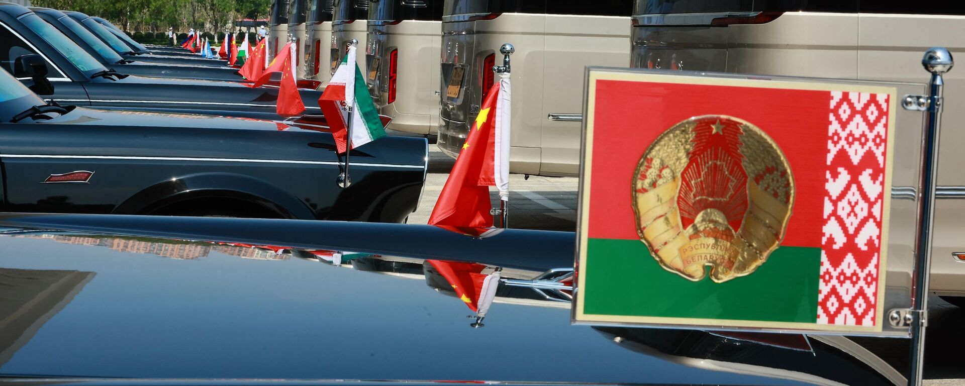 Автомобиль кортежа президента Белоруссии у конгрессно-выставочного центра Мэйцзян в Тяньцзин - Sputnik Србија, 1920, 04.09.2025