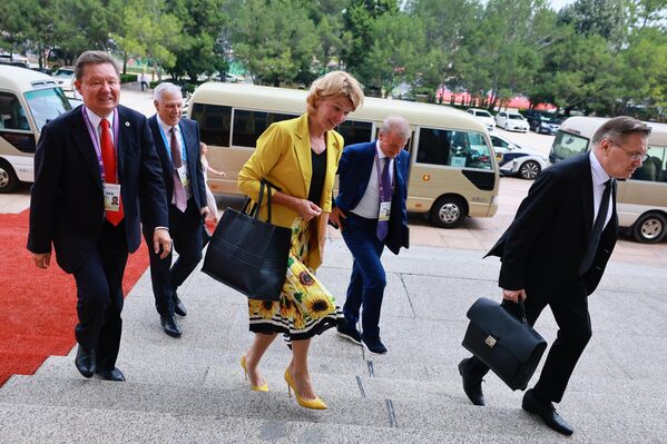 Председник Управног одбора ПАО Газпром Алексеј Милер, руска министарка пољопривреде Оксана Лут и генерални директор државне корпорације Росатом Алексеј Лихачов (с лева на десно) пре руско-кинеских преговора у Пекингу. - Sputnik Србија