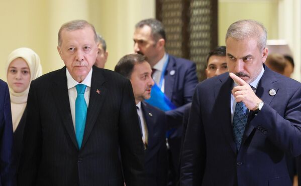 Турски председник Реџеп Тајип Ердоган након састанка са руским председником Владимиром Путином на маргинама самита Шангајске организације за сарадњу (ШОС) у Тјенђину. Десно је турски министар спољних послова Хакан Фидан. - Sputnik Србија