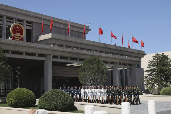 Чланови почасне гарде марширају ка писти док се спремају да дочекају долазак председника Зимбабвеа Емерсона Мнангагве на Међународном  аеродрому Пекинг Капитал (Линтао Џанг/Поол Фото преко АП-а). - Sputnik Србија