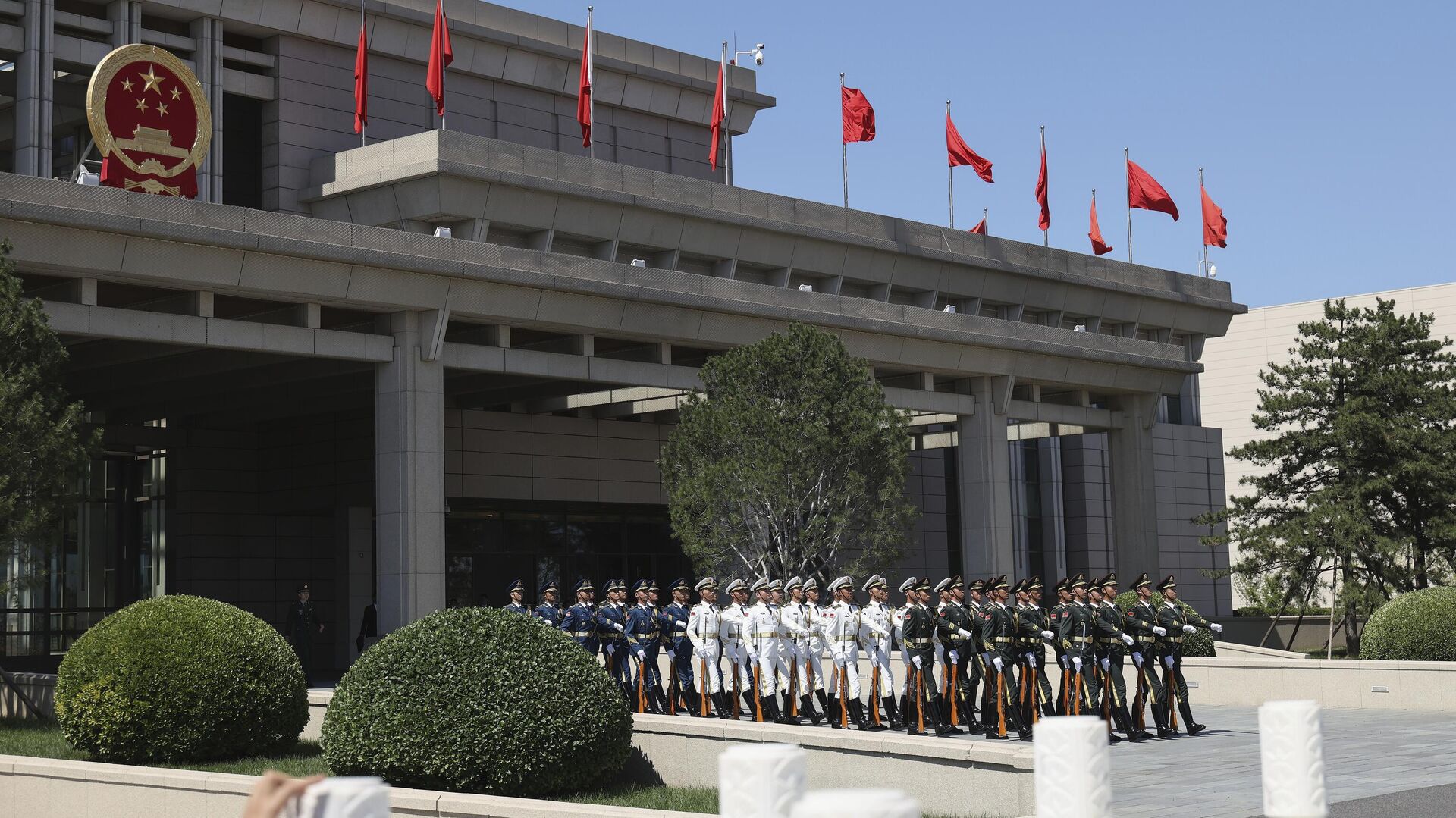 Voennoslužaщie rotы početnogo karaula ožidaюt priezda prezidenta Zimbabve Эmmersona Mnangagvы v meždunarodnom aэroportu Šoudu v Pekine Voennoslužaщie rotы početnogo karaula ožidaюt priezda prezidenta Zimbabve Эmmersona Mnangagvы v meždunarodnom aэroportu Šoudu v Pekine - Sputnik Srbija, 1920, 02.09.2025