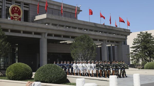 Военнослужащие роты почетного караула ожидают приезда президента Зимбабве Эммерсона Мнангагвы в международном аэропорту Шоуду в Пекине - Sputnik Србија