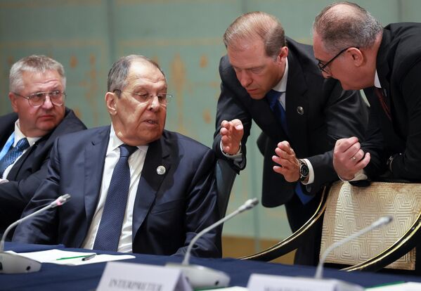 Заменик премијера Руске Федерације Алексеј Оверчук, министар спољних послова Руске Федерације Сергеј Лавров, први заменик премијера Руске Федерације Денис Мантуров и амбасадор Русије у Кини Игор Моргулов (с лева на десно) пре почетка састанка руског председника Владимира Путина и индијског премијера Нарендре Модија на маргинама самита Шангајске организације за сарадњу (ШОС) у Тјенђину. - Sputnik Србија