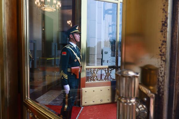 Војник чете почасне гарде на улазу у Велику народну салу у Пекингу. - Sputnik Србија