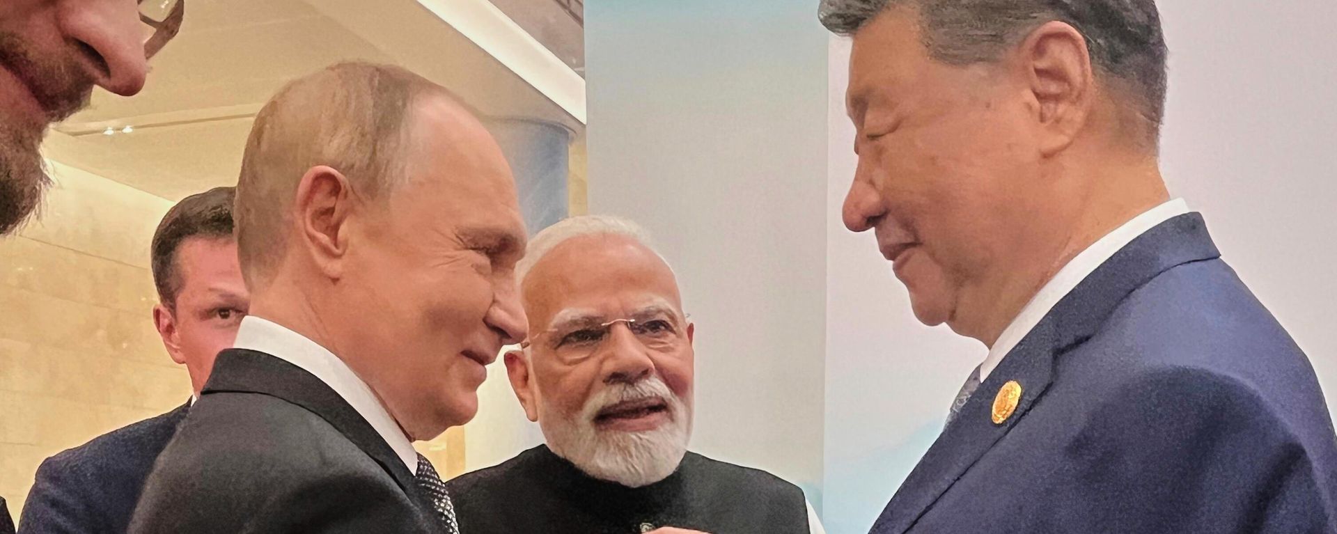 Президент РФ Владимир Путин, премьер-министр Индии Нарендра Моди и председатель КНР Си Цзиньпин перед началос саммита ШОС в Тяньцзине - Sputnik Србија, 1920, 01.10.2025