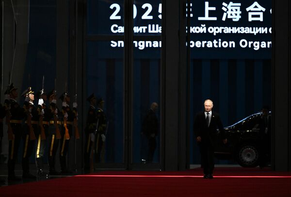 Руски председник Владимир Путин пре заједничког фотографисања шефова држава Шангајске организације за сарадњу (ШОС), шефова држава посматрача ШОС и шефова међународних организација у Тјенђину. - Sputnik Србија