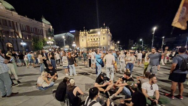 V ponedeljek v Srbiji potekala neprijavljena javna zbiranja, v Beogradu poškodovan policist