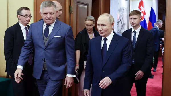 Руски председник Владимир Путин са словачким премијером Робертом Фицом у Пекингу - Sputnik Србија