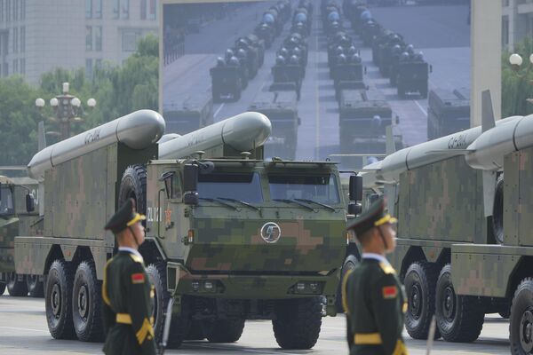 Ракете способне да носе нуклеарно пуњење продефиловале су Тјенанменом у склопу војне параде. - Sputnik Србија