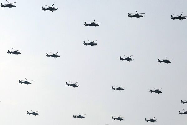 Kинеско ратно ваздухопловство надлетело је Трг Тјенанмен са совјетском и кинеском заставом, у формацији броја „80”. - Sputnik Србија