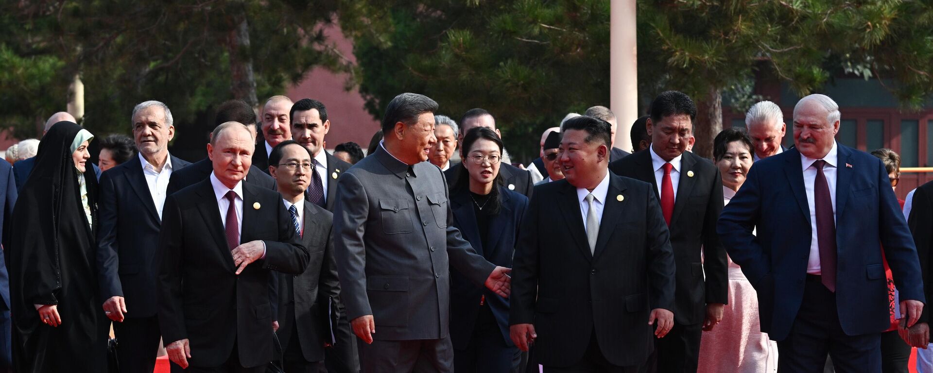 Владимир Путин, Си Ђинпинг, Ким Џонг Ун, Александар Лукашенко на војној паради у Пекингу. - Sputnik Србија, 1920, 03.09.2025