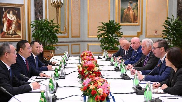 Председник Александар Вучић са представницима кинеске компаније Гуангдонг Хонгда Председник Александар Вучић са представницима кинеске компаније Гуангдонг Хонгда - Sputnik Србија