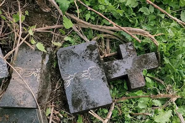 Један од поломљених споменика на гробљу у Горњем Неродимљу - Sputnik Србија