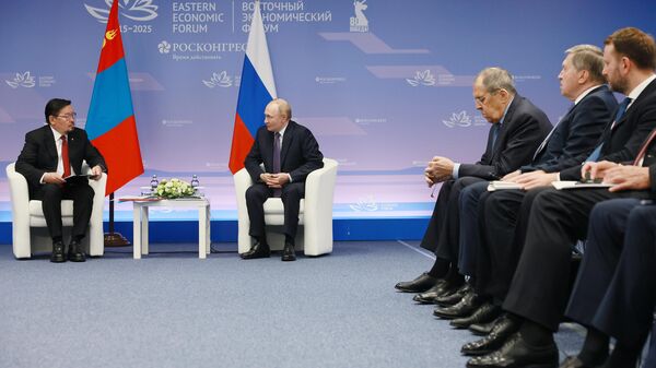 Vladimir Putin i mongolski premijer Gombožavin Zandanšatar - Sputnik Srbija