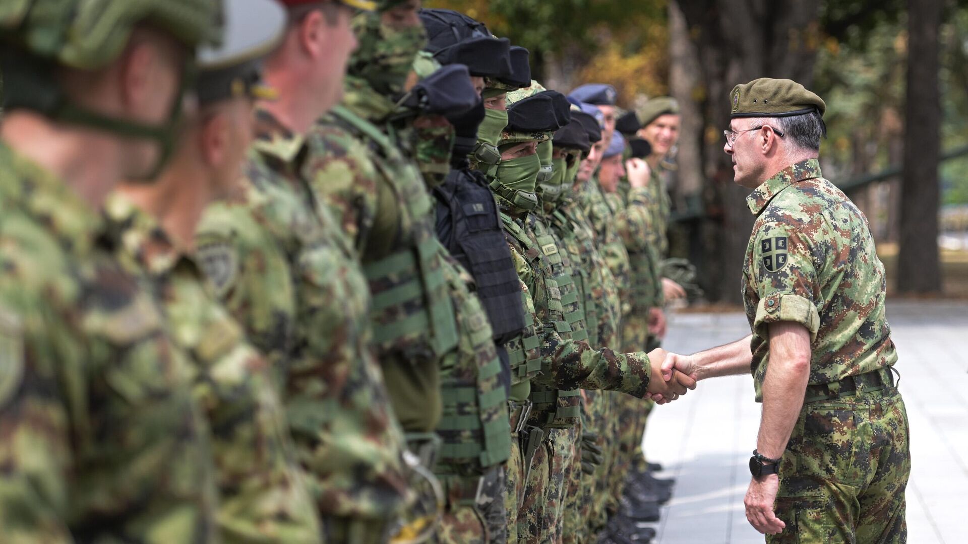 Начелник Генералштаба Војске Србије генерал Милан Мојсиловић у обиласку јединица Војске Србије које се припремају за војну параду под слоганом „Снага јединства“ Начелник Генералштаба Војске Србије генерал Милан Мојсиловић у обиласку јединица Војске Србије које се припремају за војну параду под слоганом „Снага јединства“ - Sputnik Србија, 1920, 04.09.2025