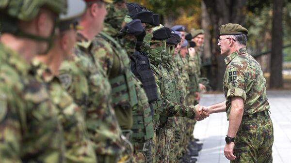 Начелник Генералштаба Војске Србије генерал Милан Мојсиловић у обиласку јединица Војске Србије које се припремају за војну параду под слоганом „Снага јединства“ - Sputnik Србија