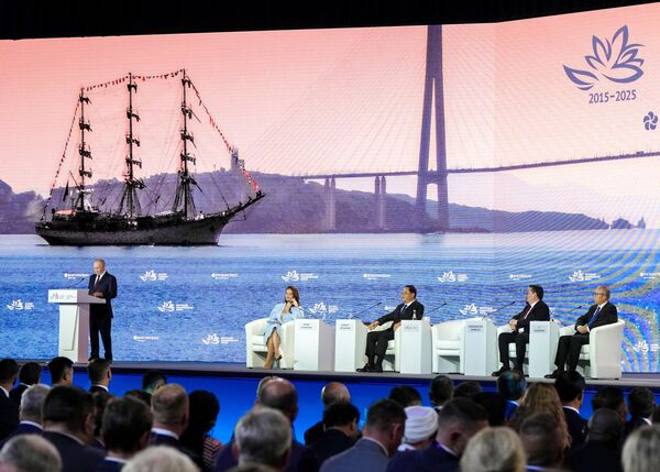 Događaji foruma tradicionalno se odvijaju u formatu panel-diskusija, okruglih stolova, televizijskih debata, poslovnih doručaka i biznis-dijaloga sa vodećim zemljama-partnerima u Azijsko-pacifičkom regionu, kao i sa Asocijacijom nacija jugoistočne Azije (ASEAN) - ključnom integracionom grupacijom zemalja u ubrzanom razvoju jugoistočne Azije. - Sputnik Srbija