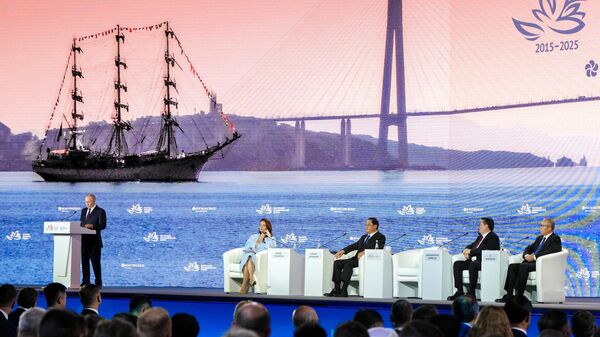 Ruski predsednik Vladimir Putin na Istočnom ekonomskom forumu u Vladivostoku - Sputnik Srbija