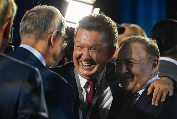 Direktor Gasproma Aleksej Miler sa gostima Foruma u Vladivostoku - Sputnik Srbija