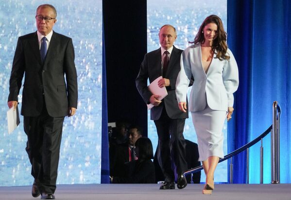 Ruski predsednik Vladimir Putin dolazi na plenarnu sednicu Foruma. - Sputnik Srbija