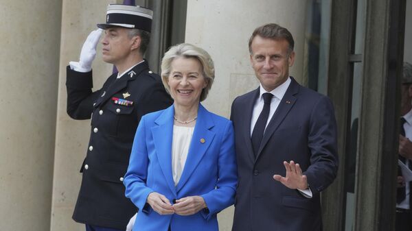 Урсула фон дер Лајен и Емануел Макрон - Sputnik Србија