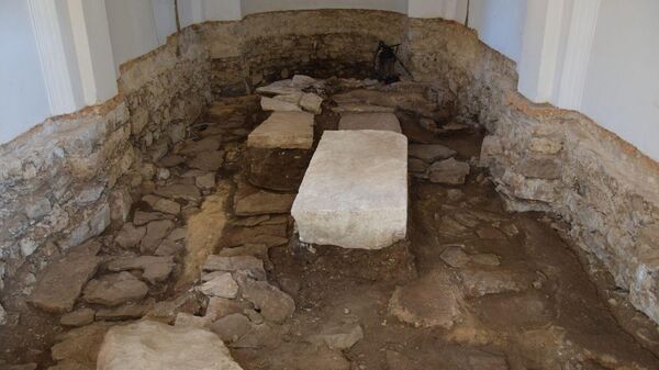 Mramorje, stećci i grobne konstrukcije u podu crkve Svetog Petra - Sputnik Srbija