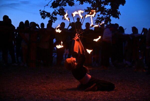 А када падне ноћ, посетиоци фестивала су могли уживати у спектакуларној  Игри Ватре и Мача  - Sputnik Србија