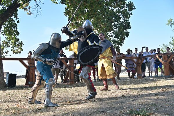 Организатори легендарних средњовековних догађаја, попут Битке нација у Смедереву и средњовековног села и програма на Фестивалу у Манасији су се потрудили да трећи по реду фестивал  „Бели орлови” буде атрактиван за многобројне посетиоце - Sputnik Србија