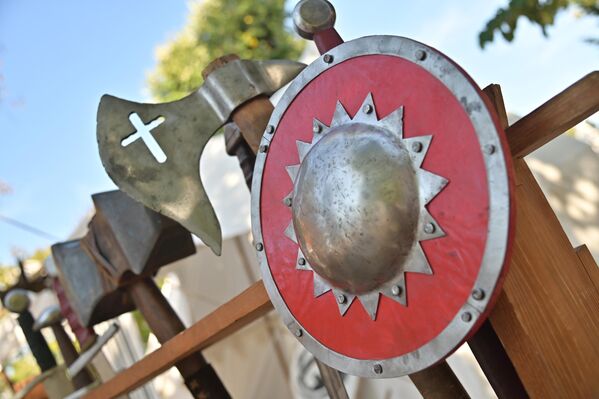 Лако оклопљени ратници коју се се ослањали на брзину и изненађење су носили лаке штитове, који су били или мали или танки. Многи штитови имали су куку помоћу које се штит могао окачити о леђа или о коња када није био у употреби. - Sputnik Србија