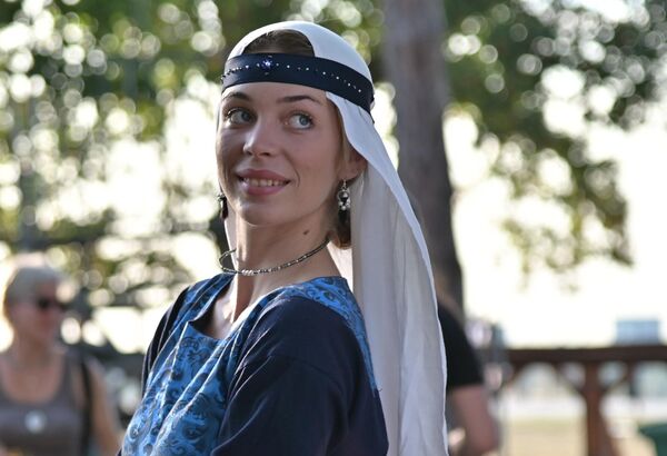 Принчеви и принцезе, витезови под тешким оклопима, средњевековно село са занатлијама и њиховим производима, гађање луком и стрелом, под будним оком сокола у рукама соколара, оклопници на коњима, посетиоца фестивала су магијом враћали вековима уназад - Sputnik Србија