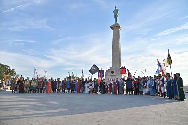 Првог дана фестивала, шаренолика поворка витезова, пажева, копљаника, принцеза,  принчева, соколара и осталих учесника продефиловала је Калемегданом. - Sputnik Србија