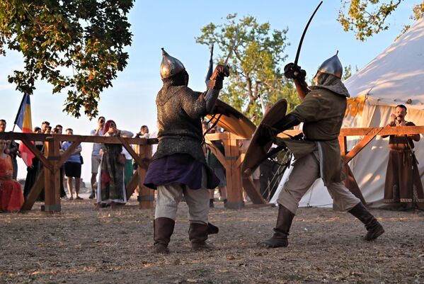 Оклопи су били кључна заштита средњовековних ратника, еволуирајући од једноставних ланчаних панцира до сложених и тешких плочастих оклопа у касном средњем веку. - Sputnik Србија