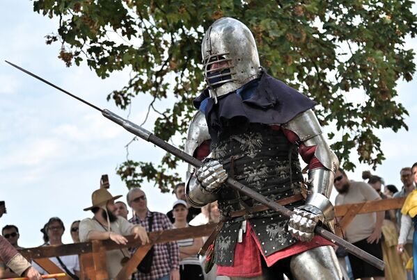 Просечан оклоп средњовековног витеза био је тежак 23-25 килограма и представљао је право мало богатство. Наиме, комплетан оклоп средњовековног витеза вредео је као педесетак најбољих грла говеда - Sputnik Србија