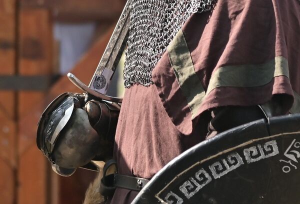 Рукавице су биле битан део заштитне опреме још од појаве борбе прса у прса. Оклопне рукавице које штите шаку, прсте и ручне зглобове прављене су  од различитих материјала( кожне, ланчане и од пуног оклопа) - Sputnik Србија