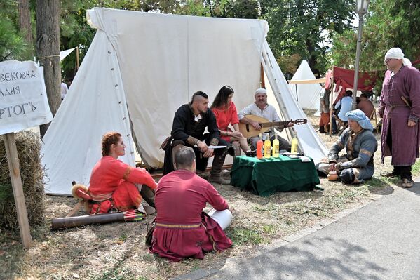 У средњовековном селу, земље учеснице фестивала су могле представити своју културу и наслеђе, те се тако под шаторима могла чути песма на бугарском, мађарском, шпанском, француском... - Sputnik Србија