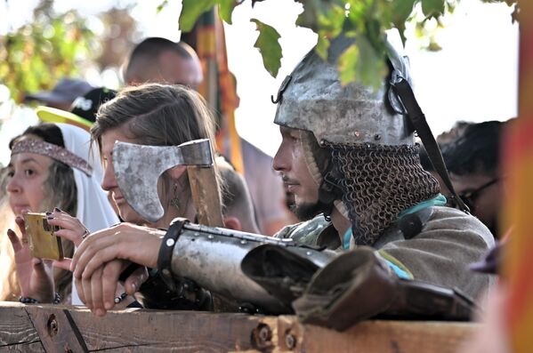 Витезови из више од 20 земаља обукли су тешке оклопе и укрстили хладно оружје   - Sputnik Србија