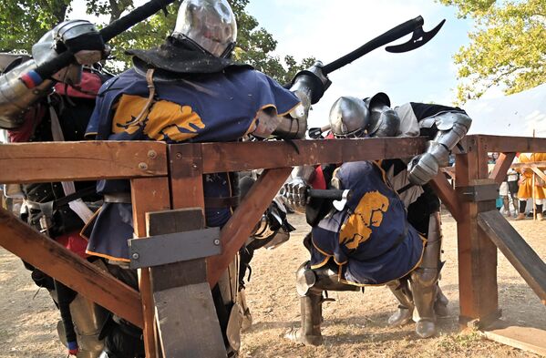 Витешке борбе у оклопу се реализују према јасно дефинисаним правилима ХМБ федерације, а за поштовање правила задужене су судије које бодно прате сваки ударац и покрет такмичара - Sputnik Србија