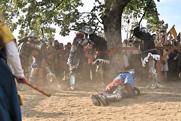 Упркос хладовини столетних стабала, и пријатним летњим температурама, витезовима који су учествовали у борбама није баш било лако испод оклопа тешких од 20-25 килограма - Sputnik Србија