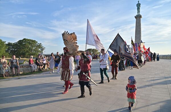 Овој занимљивој поворци највише су се обрадовали најмлађи, али и они старији, опчињени магијом средњег века и прохујалим временима  - Sputnik Србија