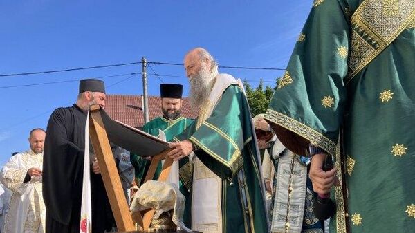 Патријарх Порфирије служио литургију у обновљеном храму Свете Тројице у Пакрацу - Sputnik Србија