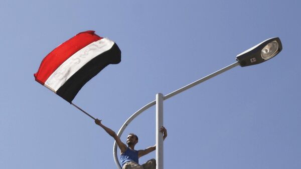 Demonstrant u Jemenu maše zastavom - Sputnik Srbija