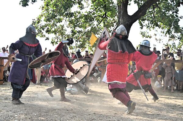 Највећу пажњу публике изазвале су групне борбе, где су надметали витезови обучени у тешке оклопе и специфичне одоре - Sputnik Србија